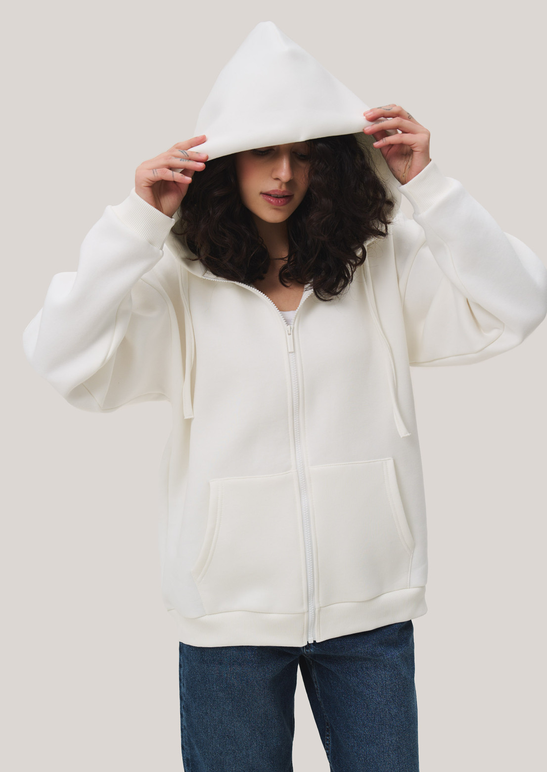 Milky color elongated three-thread insulated hoodie with a zipper